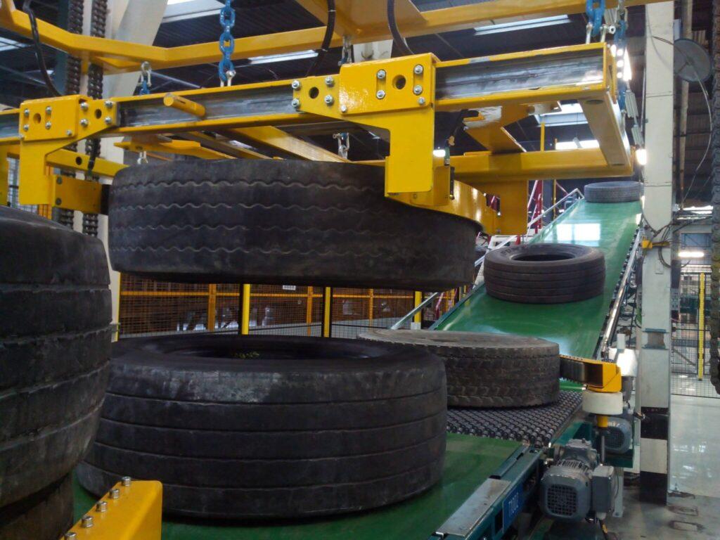 Portique jaune de manutention de pneus industriels de grande dimension