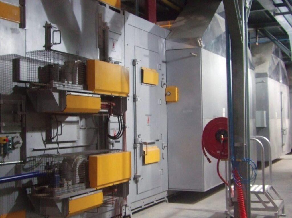 Façade et portes d’une étuve industrielle pour isolants