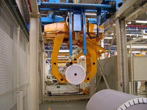 Préhenseur de pont roulant transportant une bobine de papier