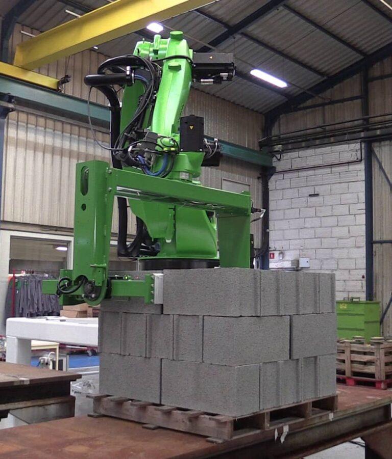 Îlots robotisés industriels sur mesure 16 Robot industriel manipulant des blocs de matériaux de construction
