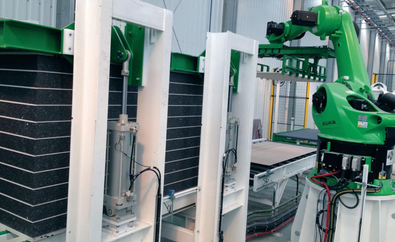 Robot de manutention sur une ligne de complexage de panneaux