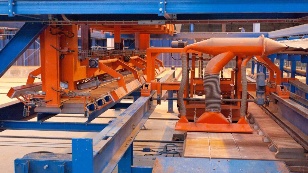 Kiln car cleaning installation with dust extraction