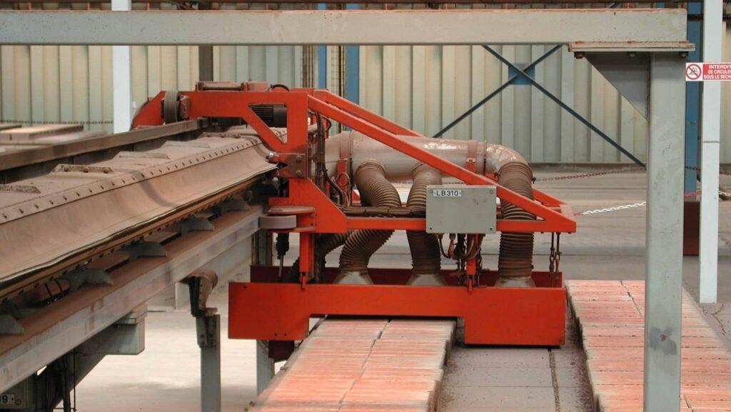 Nettoyeur de wagons avec bras et conduite d’aspiration