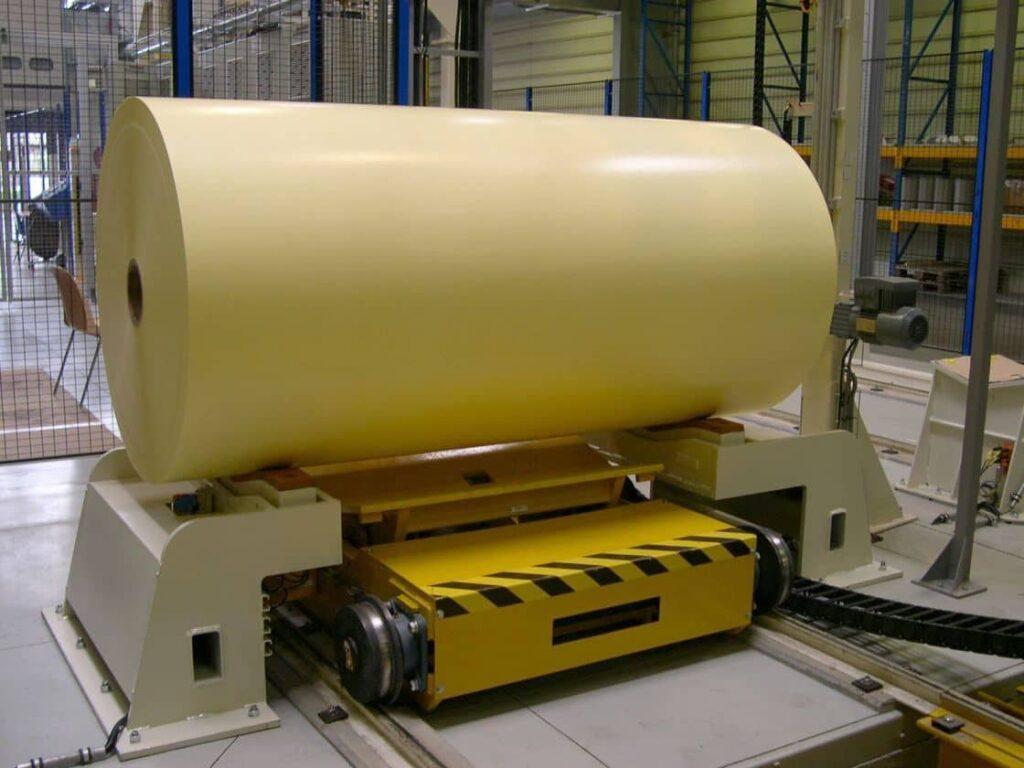 Bobine de papier positionnée sur un chariot de manutention