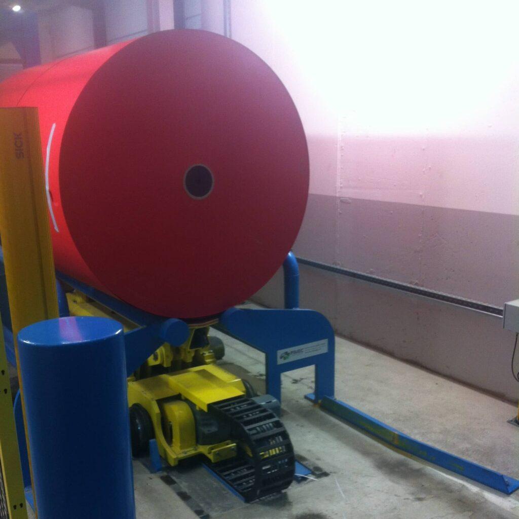 Entrée d’une bobine de papier sur une ligne de manutention