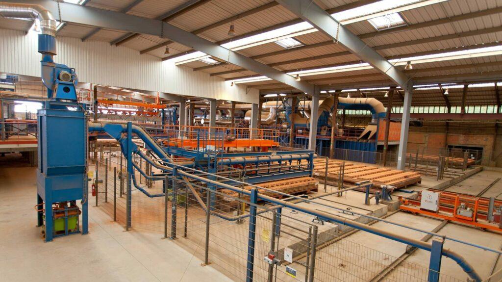 Vue d’ensemble d’une ligne de manutention de briques en usine
