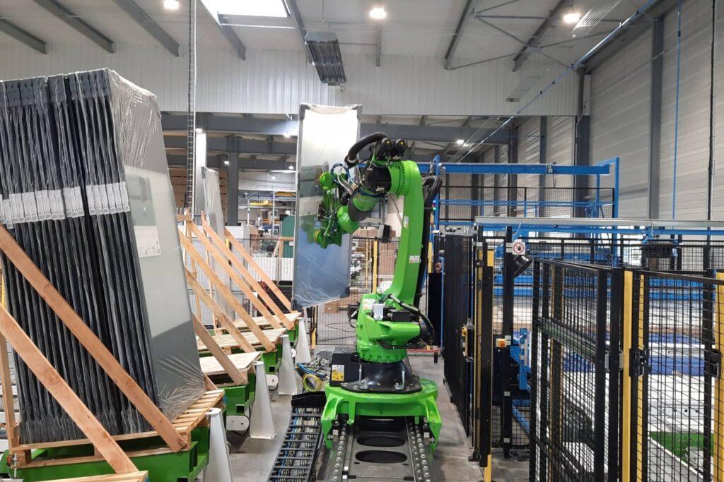 Robot de manutention de panneaux disposés sur un chevalet