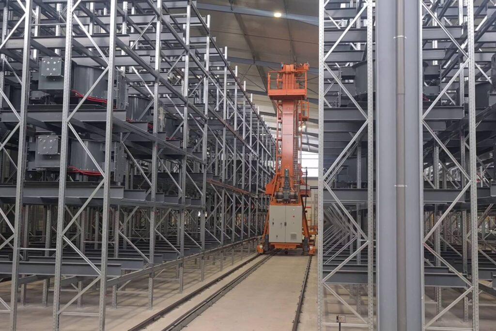 Transstockeur dans une allée de rayonnages de stockage