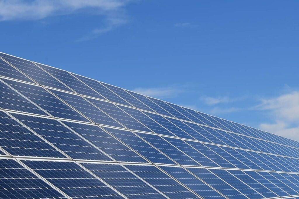 Panneaux photovoltaïques sous un ciel bleu