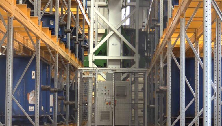 Transstockeur pour le stockage de moules et de produits en béton