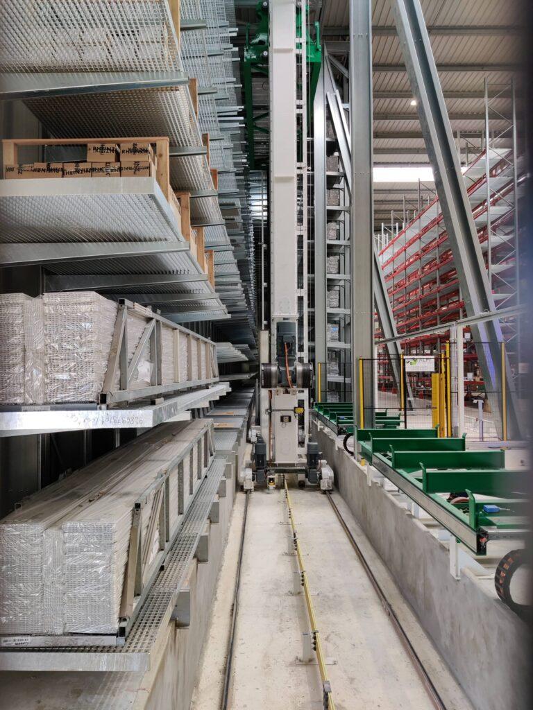Transstockeur desservant des rayonnages de charges lourdes