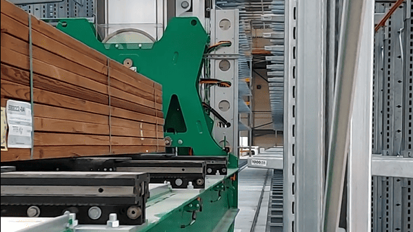 Prise en charge de produits longs en bois par un transstockeur